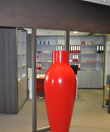 Photo d'un vase géant au milieu d'un bureau